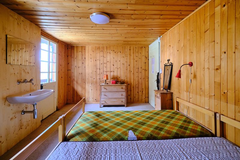 cabanotel - transformation de l'hôtel du col d'hérens à ferpècle – une chambre avant travaux – Colla images